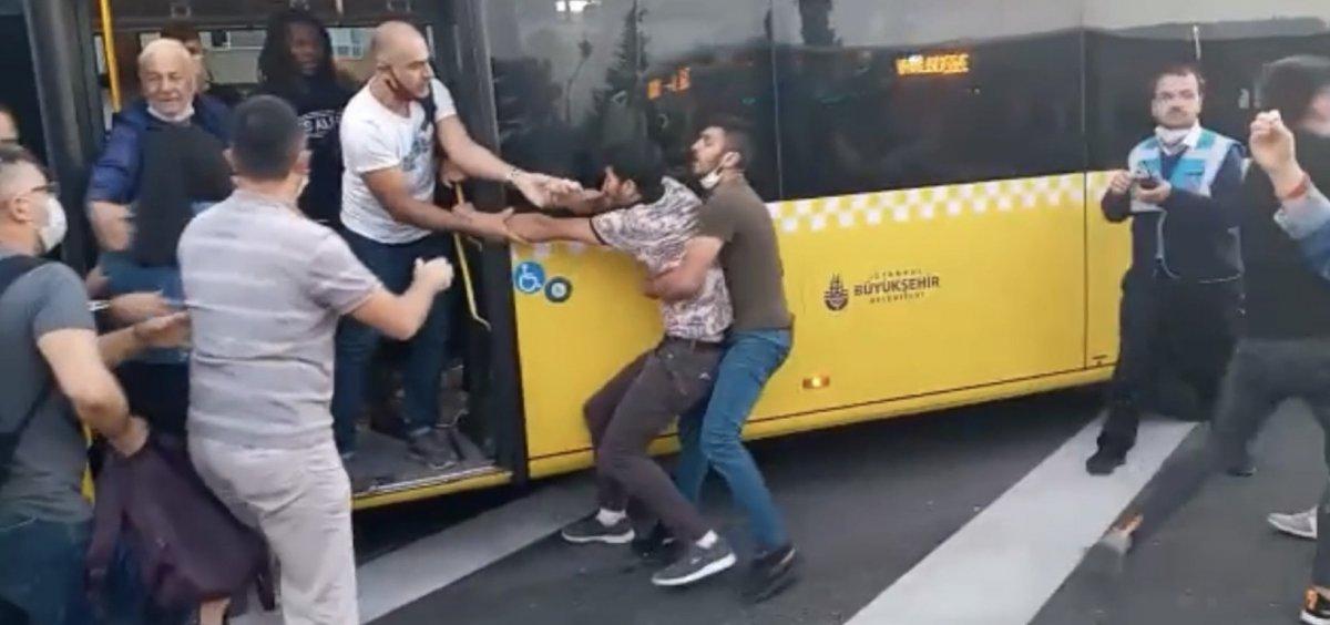 İstanbul'da metrobüs durağında meydan kavgası kamerada