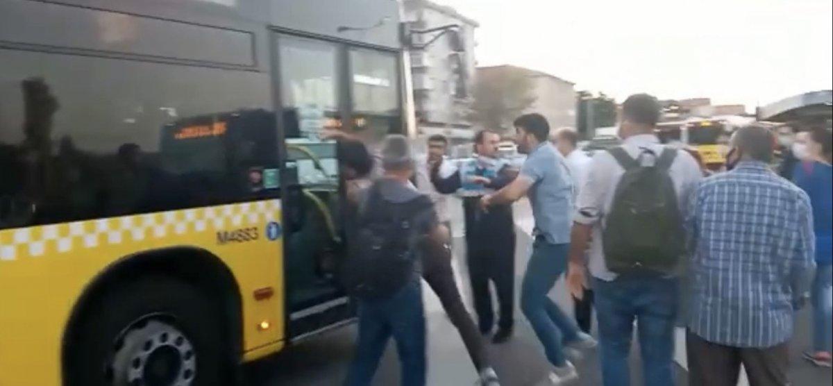 İstanbul'da metrobüs durağında meydan kavgası kamerada