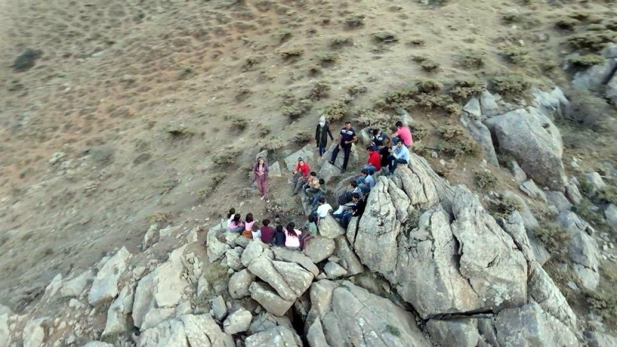 Hakkari'de öğrencilerin 2500 rakımlı tepede öğrenim zorluğu