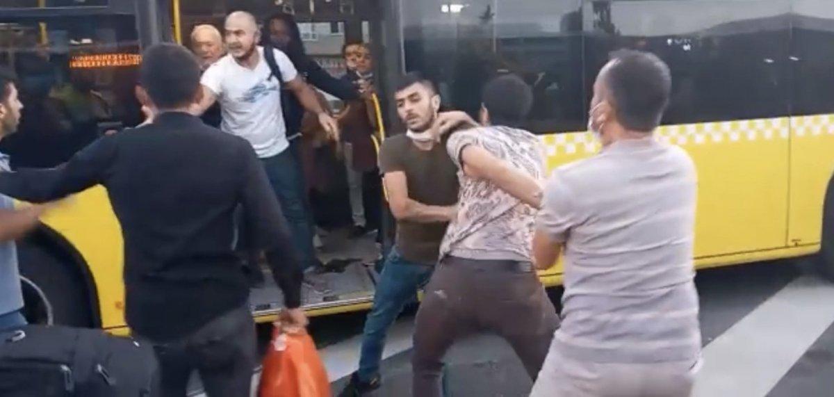 İstanbul'da metrobüs durağında meydan kavgası kamerada