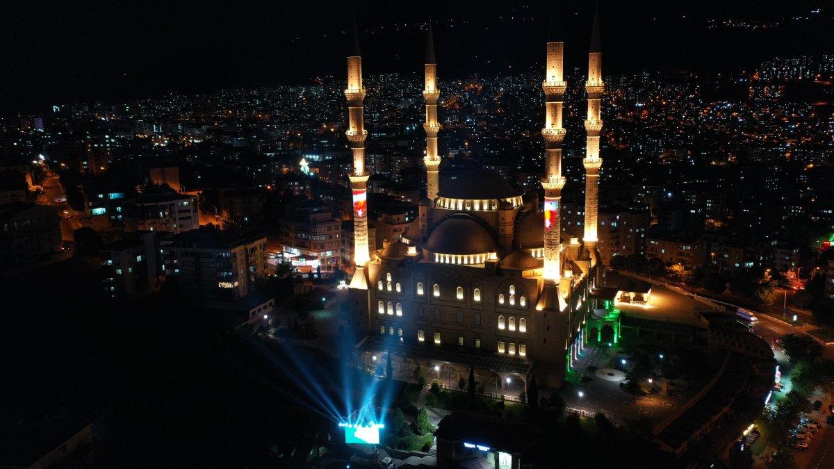 Kahramanmaraş'ta camiye yansıtılan ışıklı bayrak ile Azerbaycan’a destek