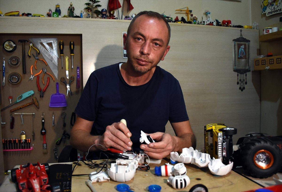 Bursa'da anne ve oğlu, çocuklar için oyuncak onarıyor