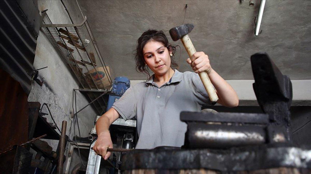 Mersin'de genç kız, demirci babasının çırağı oldu
