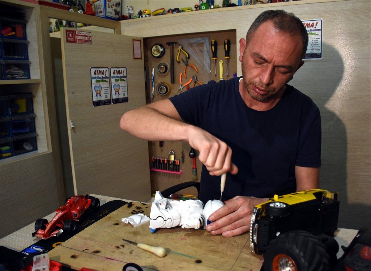 Bursa'da anne ve oğlu, çocuklar için oyuncak onarıyor