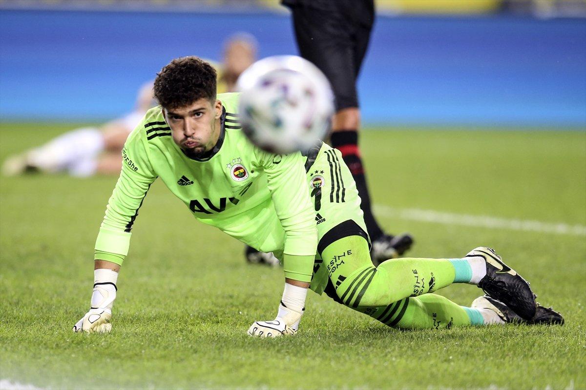 Fenerbahçeli taraftarlar kaleci Altay'a caps hazırladı