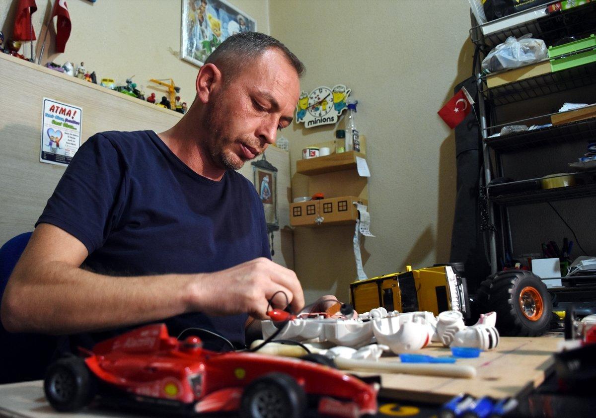 Bursa'da anne ve oğlu, çocuklar için oyuncak onarıyor