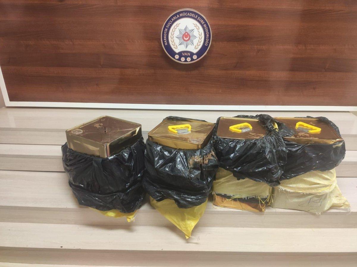 Van polisi kargo şubesinde 95 kilo 240 gram likit eroin maddesi ele geçirdi