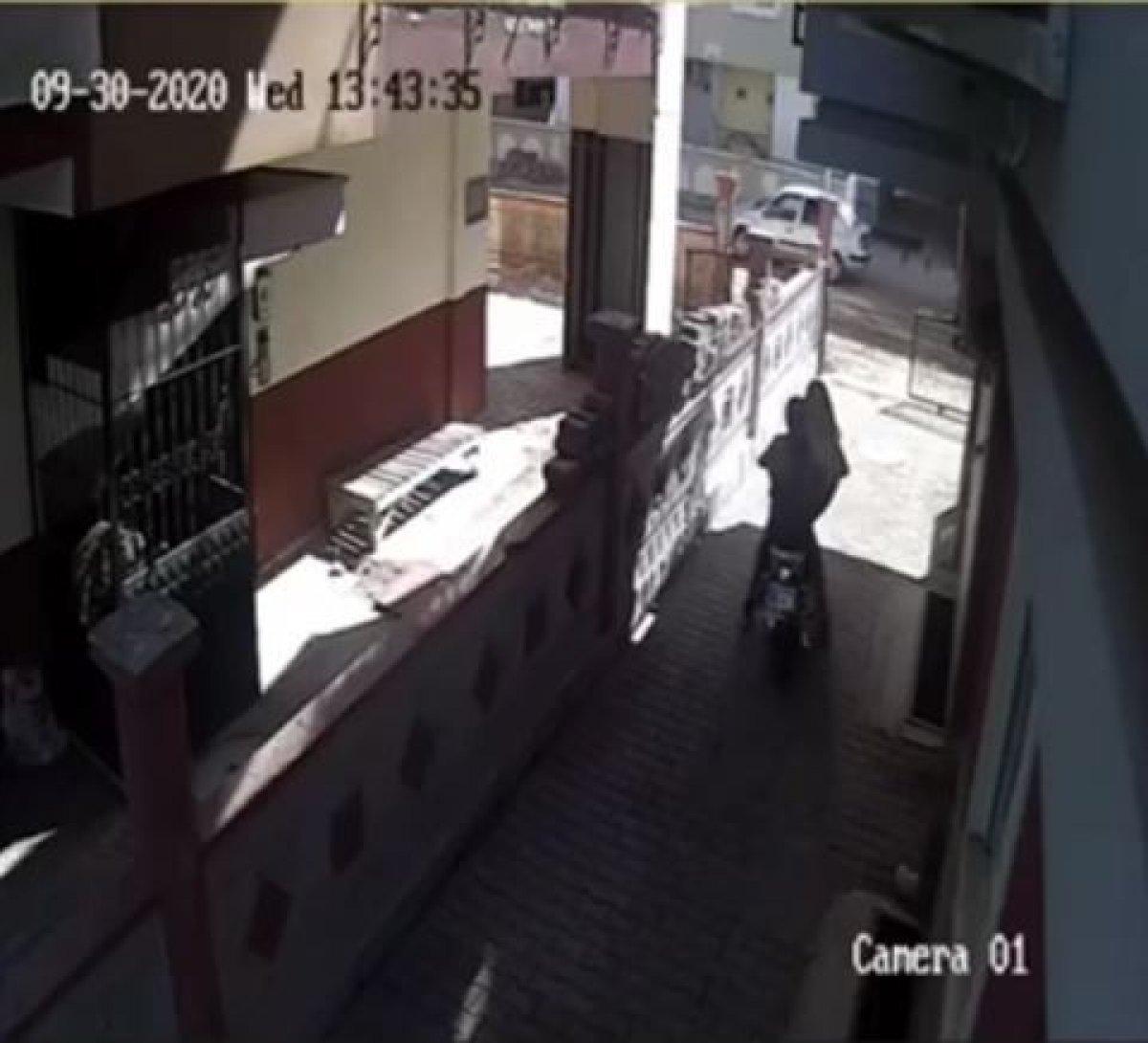 Antalyalı genç kız, motosiklet hırsızlarının önüne atladı