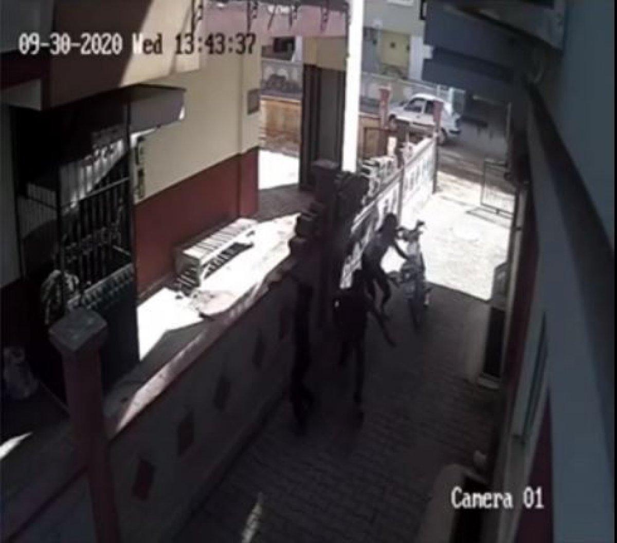 Antalyalı genç kız, motosiklet hırsızlarının önüne atladı