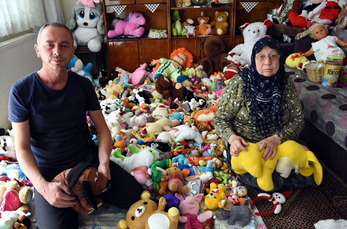 Bursa'da anne ve oğlu, çocuklar için oyuncak onarıyor