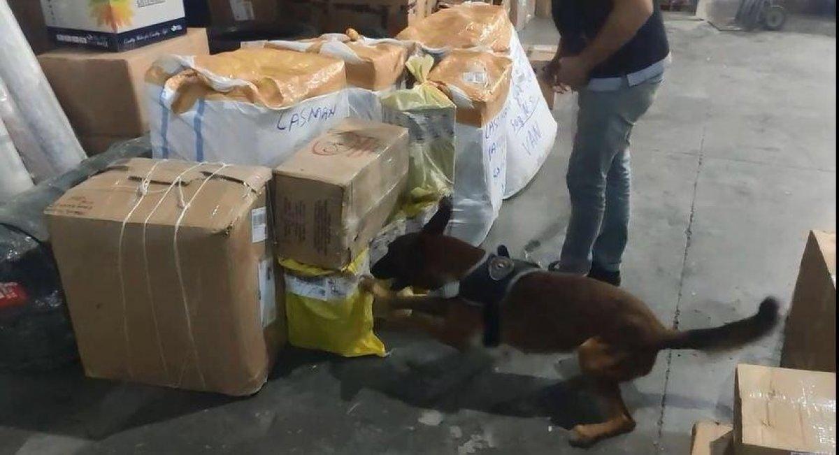Van polisi kargo şubesinde 95 kilo 240 gram likit eroin maddesi ele geçirdi