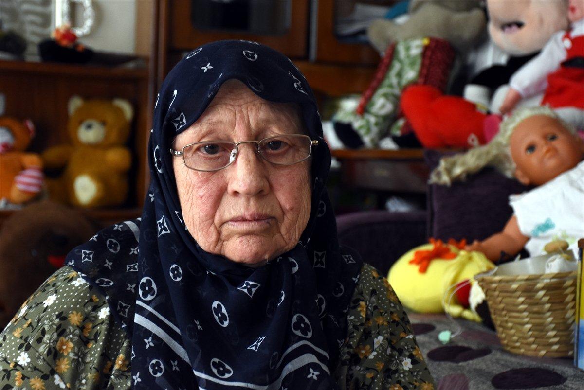 Bursa'da anne ve oğlu, çocuklar için oyuncak onarıyor