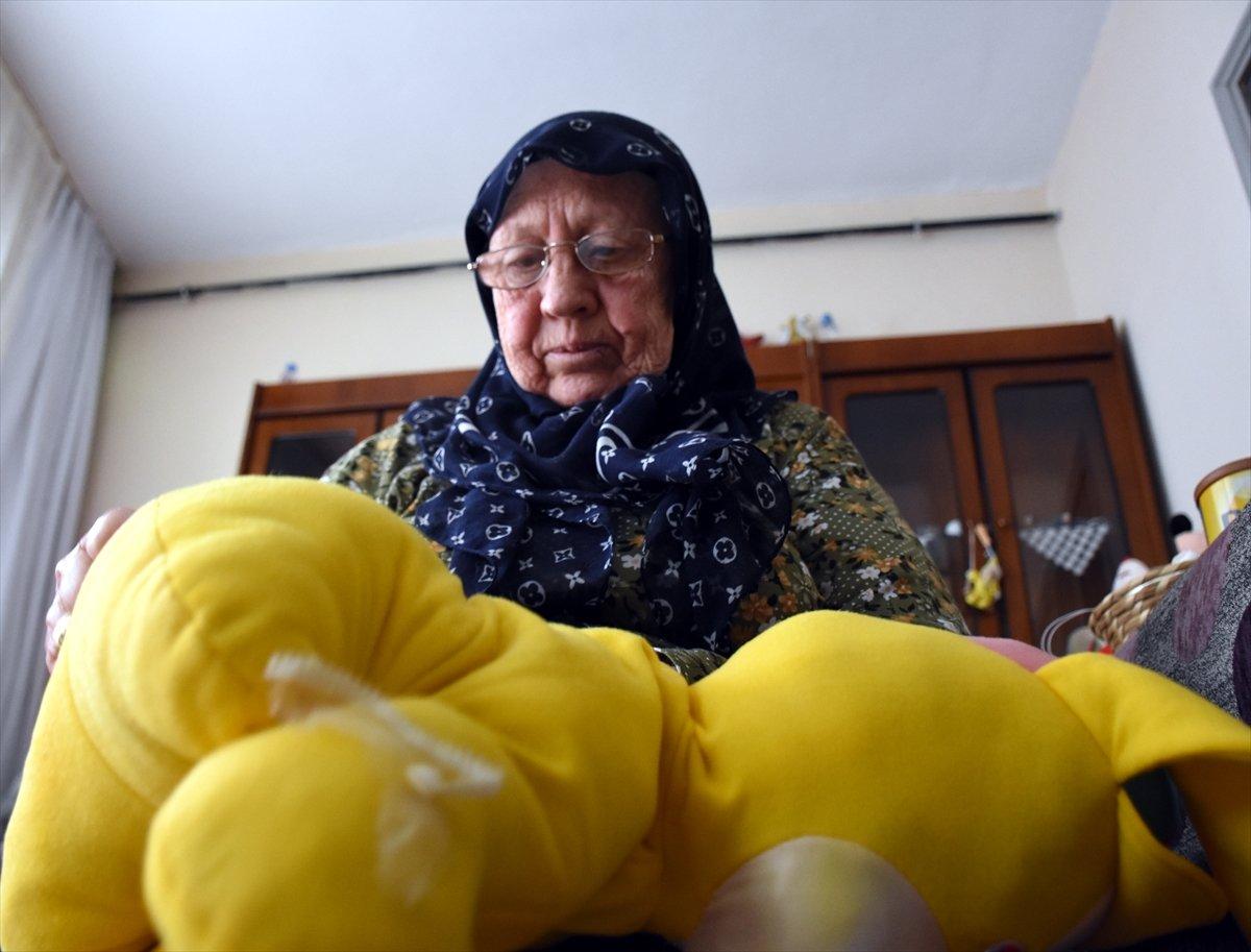 Bursa'da anne ve oğlu, çocuklar için oyuncak onarıyor