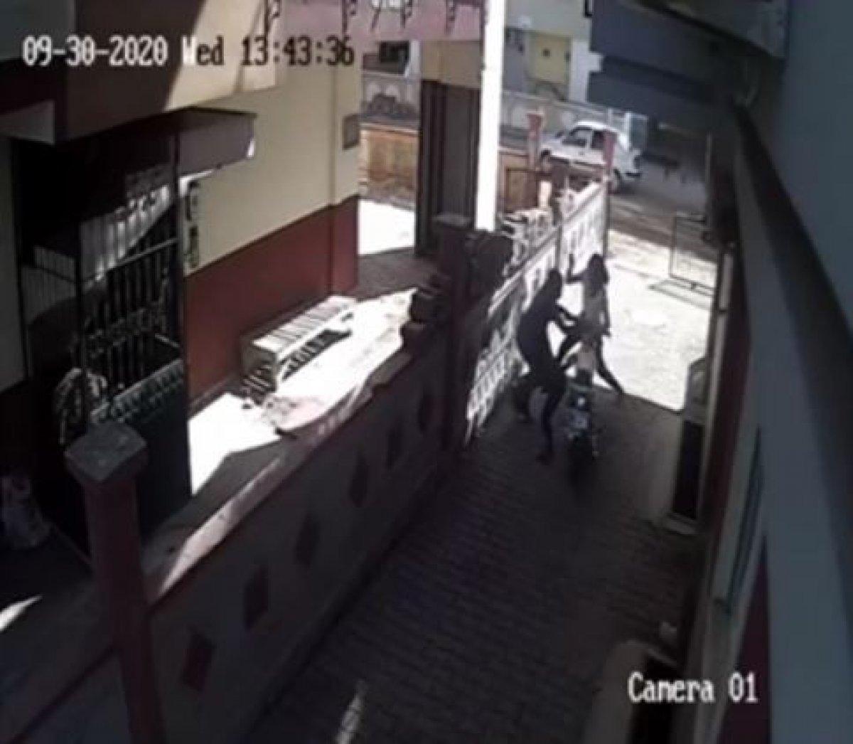 Antalyalı genç kız, motosiklet hırsızlarının önüne atladı