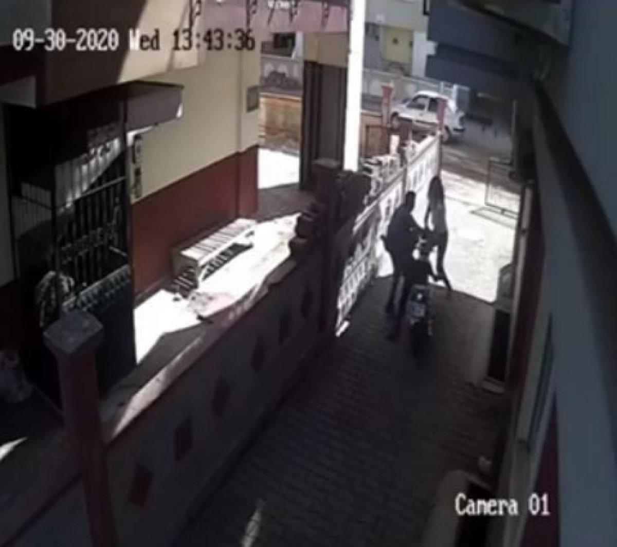 Antalyalı genç kız, motosiklet hırsızlarının önüne atladı