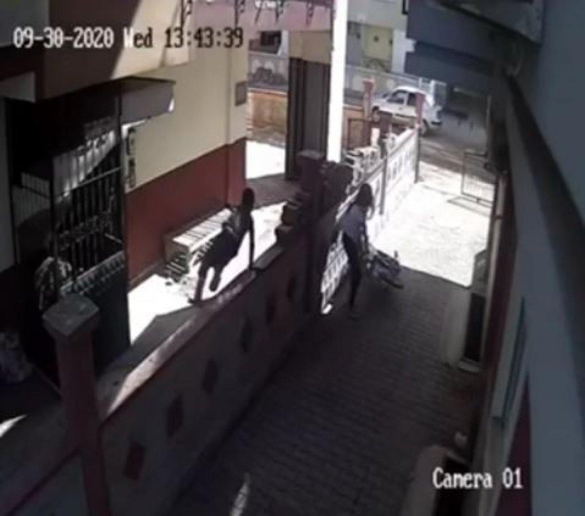 Antalyalı genç kız, motosiklet hırsızlarının önüne atladı