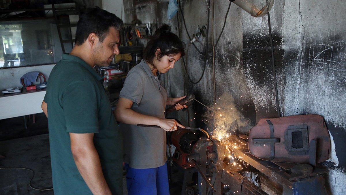 Mersin'de genç kız, demirci babasının çırağı oldu