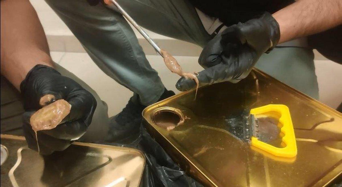 Van polisi kargo şubesinde 95 kilo 240 gram likit eroin maddesi ele geçirdi