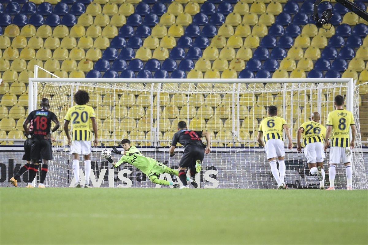 Fenerbahçeli taraftarlar kaleci Altay'a caps hazırladı