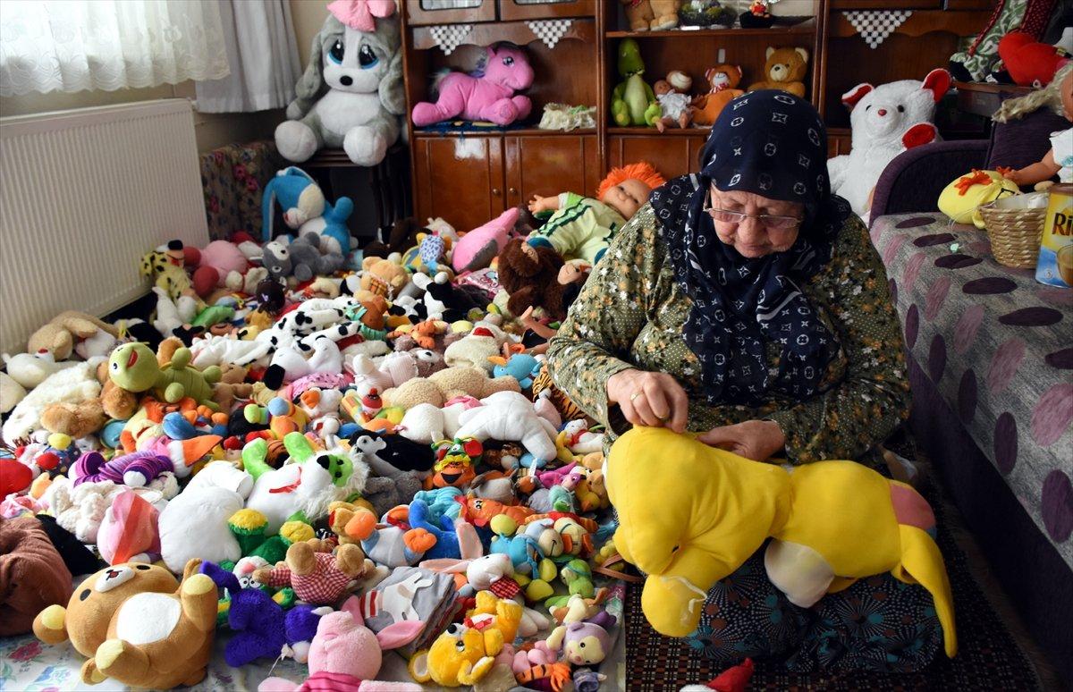 Bursa'da anne ve oğlu, çocuklar için oyuncak onarıyor