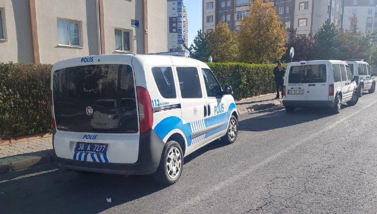 Kayseri'de sevgilisi ile birlikte yakaladığı genci bıçakladı