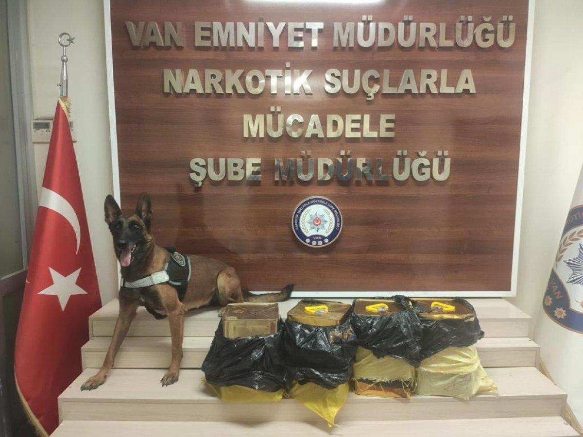 Van polisi kargo şubesinde 95 kilo 240 gram likit eroin maddesi ele geçirdi