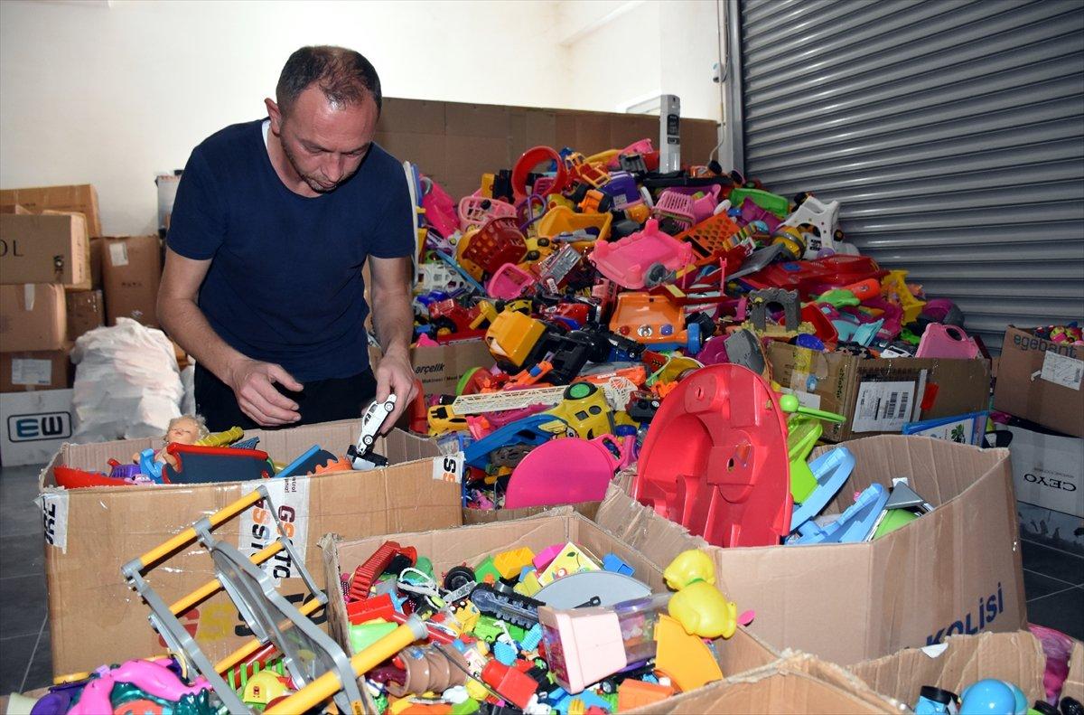 Bursa'da anne ve oğlu, çocuklar için oyuncak onarıyor