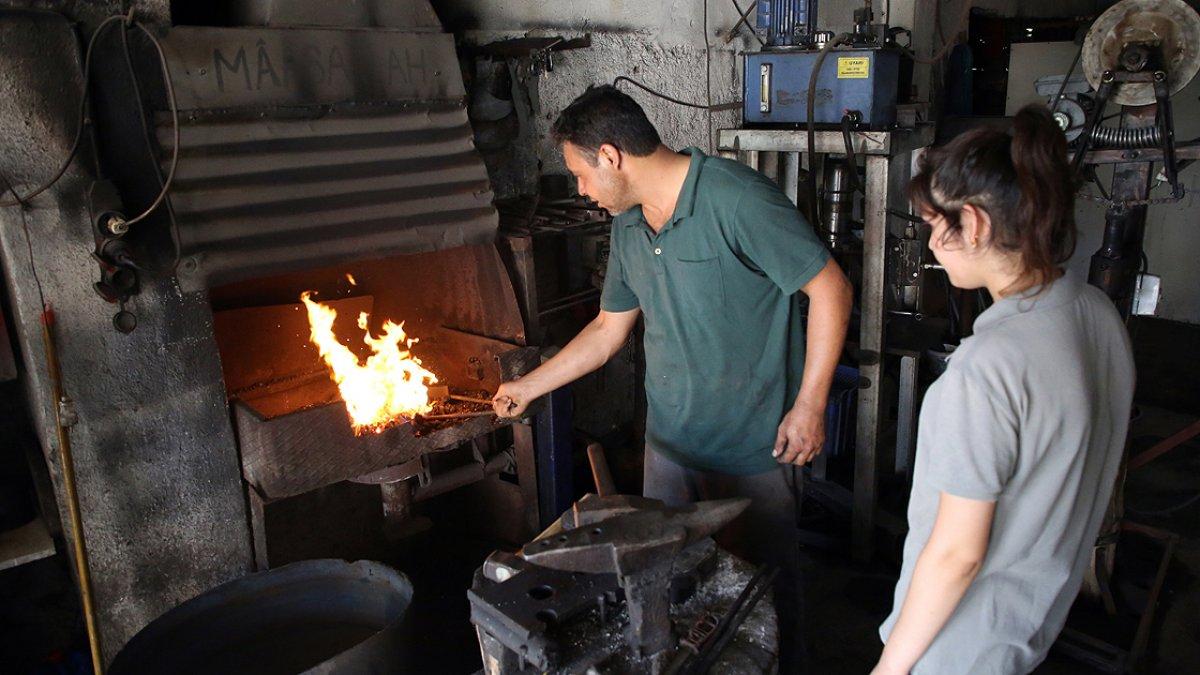 Mersin'de genç kız, demirci babasının çırağı oldu