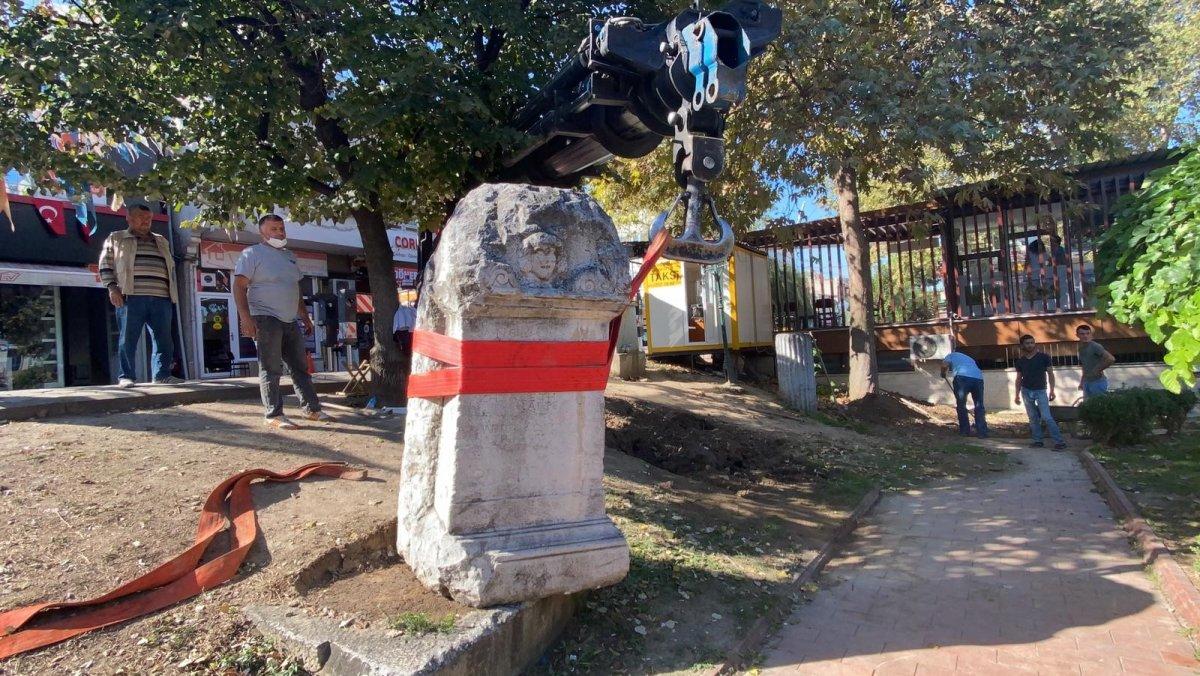Bursa'da esnafın sırtını dayadığı 2 bin yıllık lahit müzeye taşındı