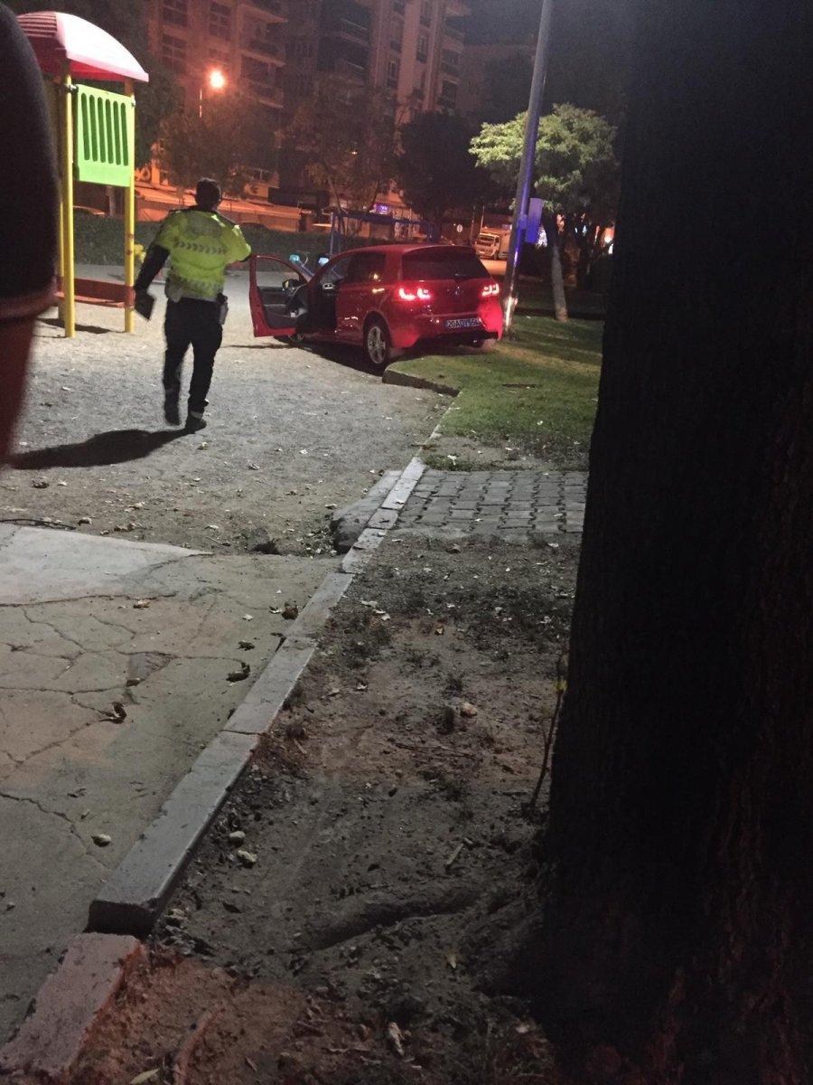 Denizli'de alkollü sürücü, çocuk parkına daldı
