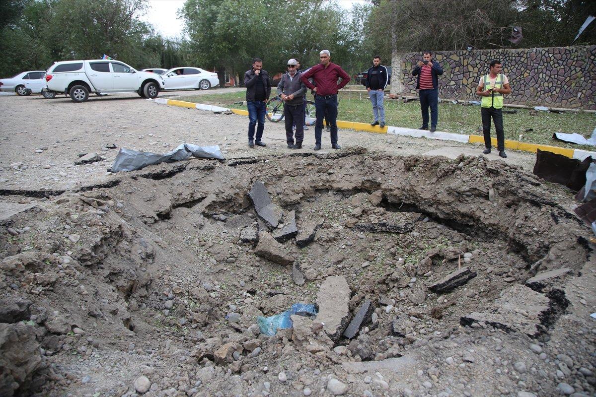 Azerbaycan'da çocuklarını enkazdan kurtaran baba