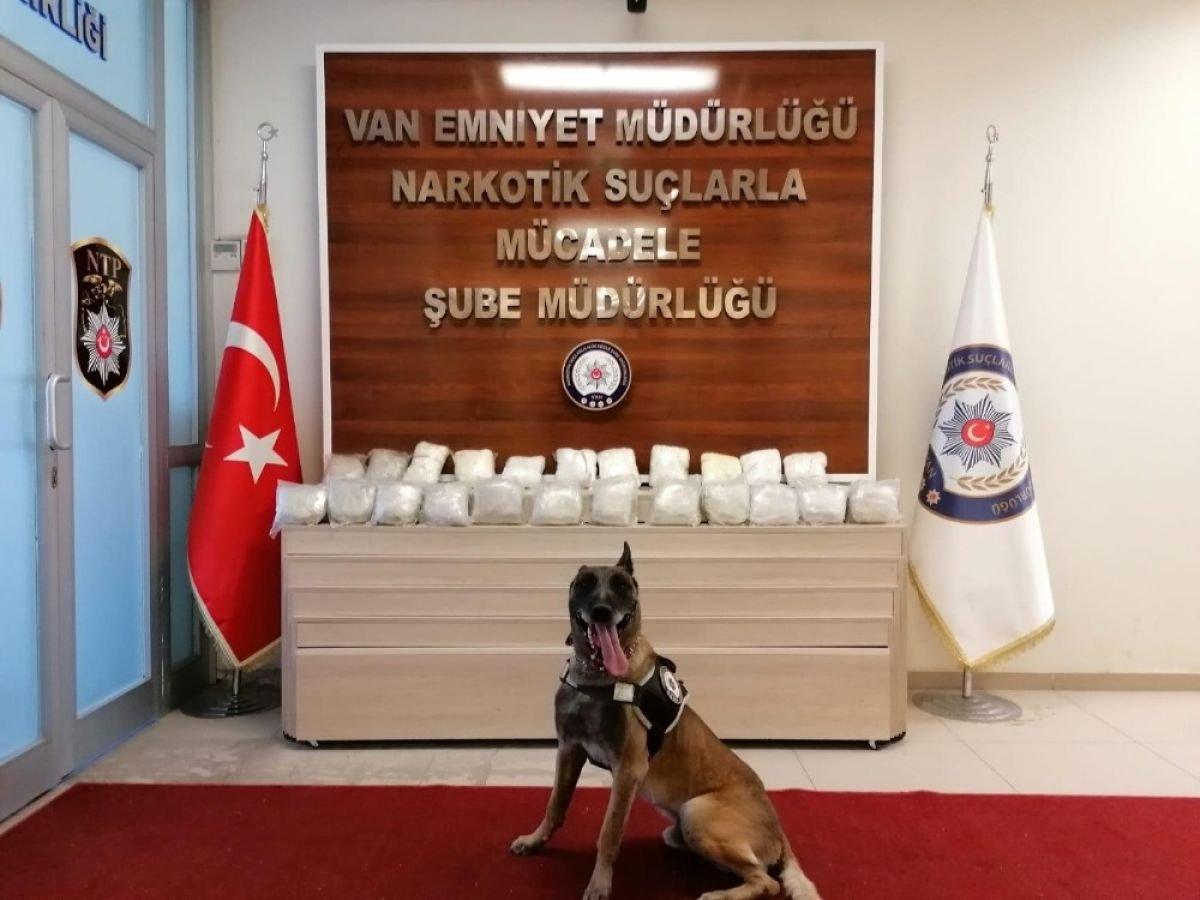 Van'da durdurulan minibüsteki su kolilerinin altından 27 kilo 794 gram eroin çıktı