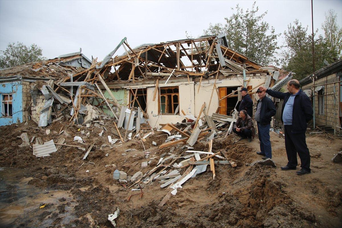 Azerbaycan'da çocuklarını enkazdan kurtaran baba