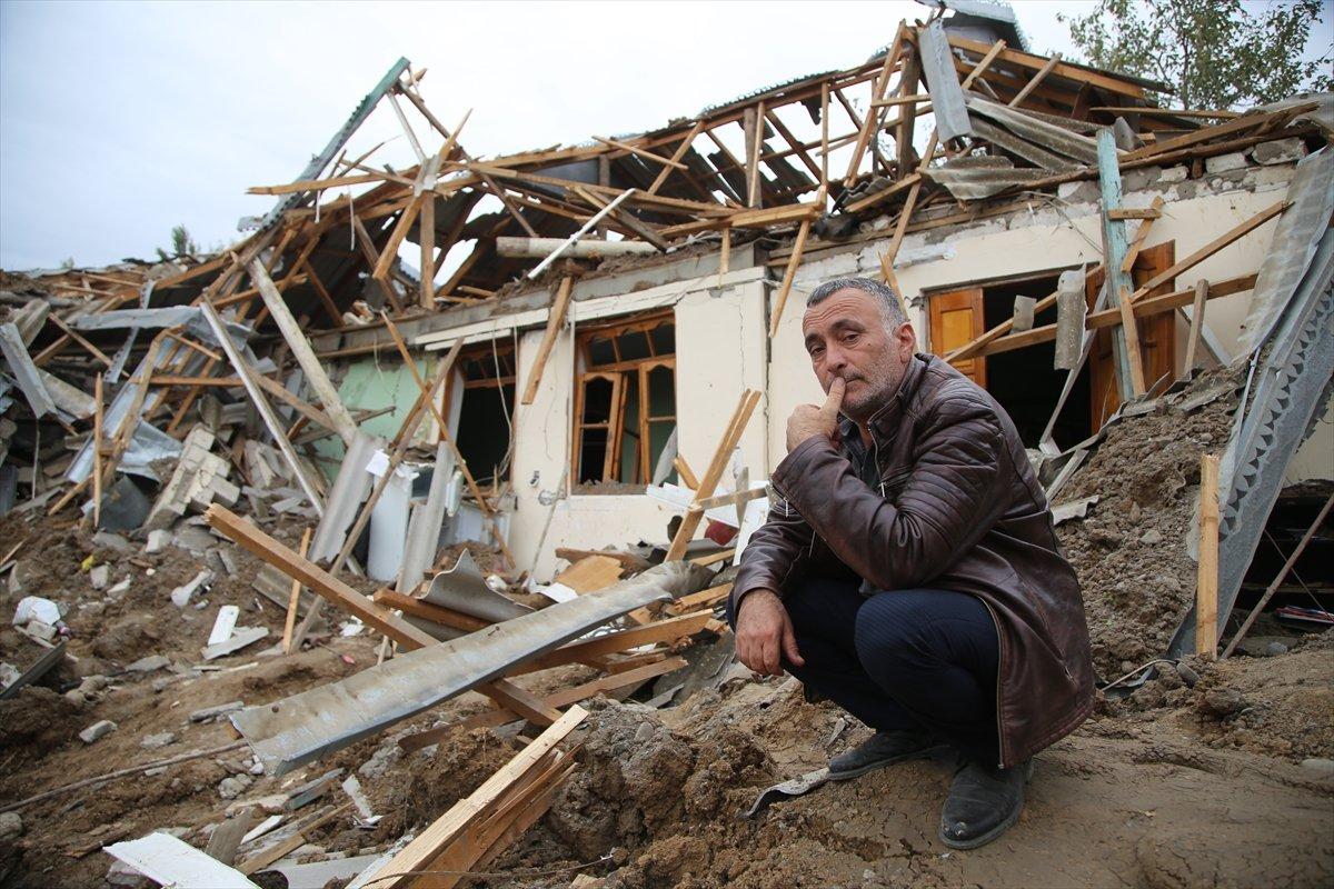 Azerbaycan'da çocuklarını enkazdan kurtaran baba