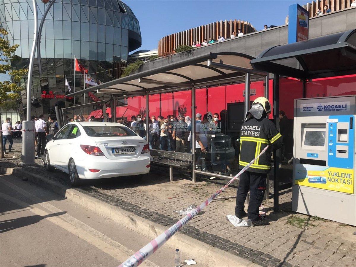 Kocaeli'de otobüs durağına otomobil çarptı