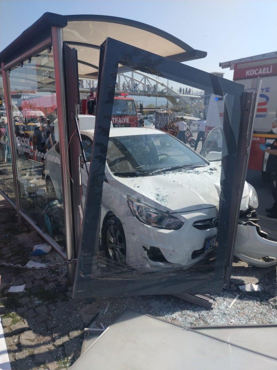 Kocaeli'de otobüs durağına otomobil çarptı