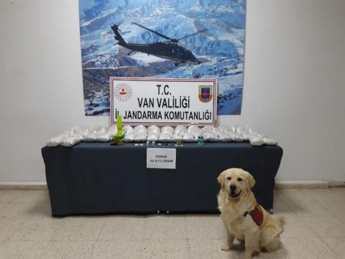 Van'da durdurulan minibüsteki su kolilerinin altından 27 kilo 794 gram eroin çıktı
