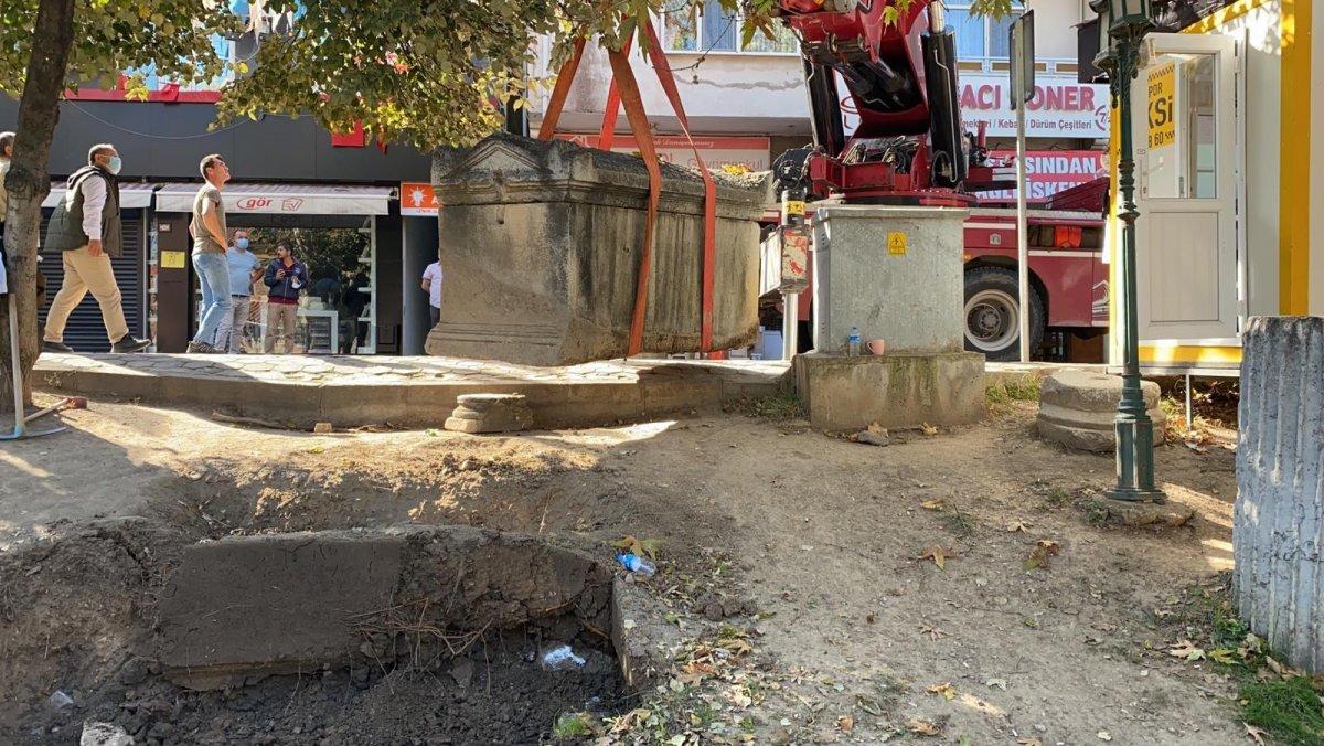 Bursa'da esnafın sırtını dayadığı 2 bin yıllık lahit müzeye taşındı