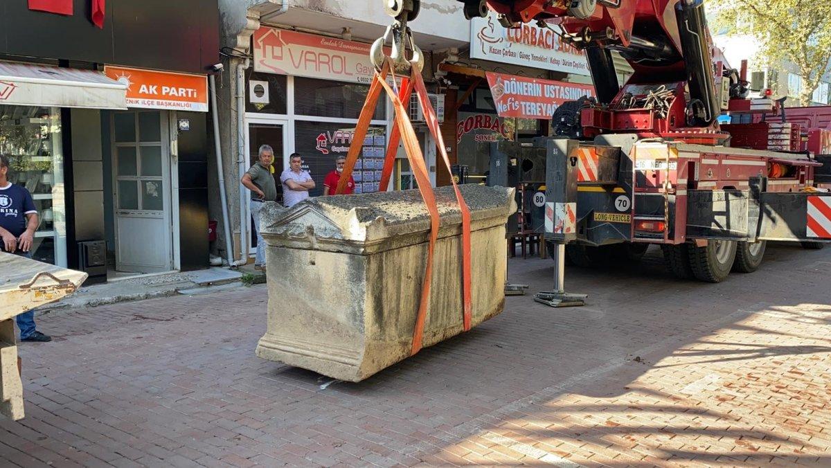 Bursa'da esnafın sırtını dayadığı 2 bin yıllık lahit müzeye taşındı