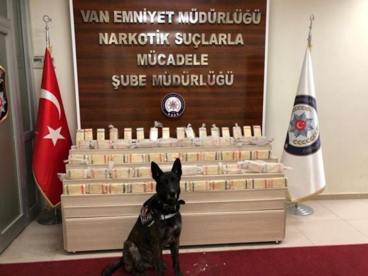 Van'da durdurulan minibüsteki su kolilerinin altından 27 kilo 794 gram eroin çıktı