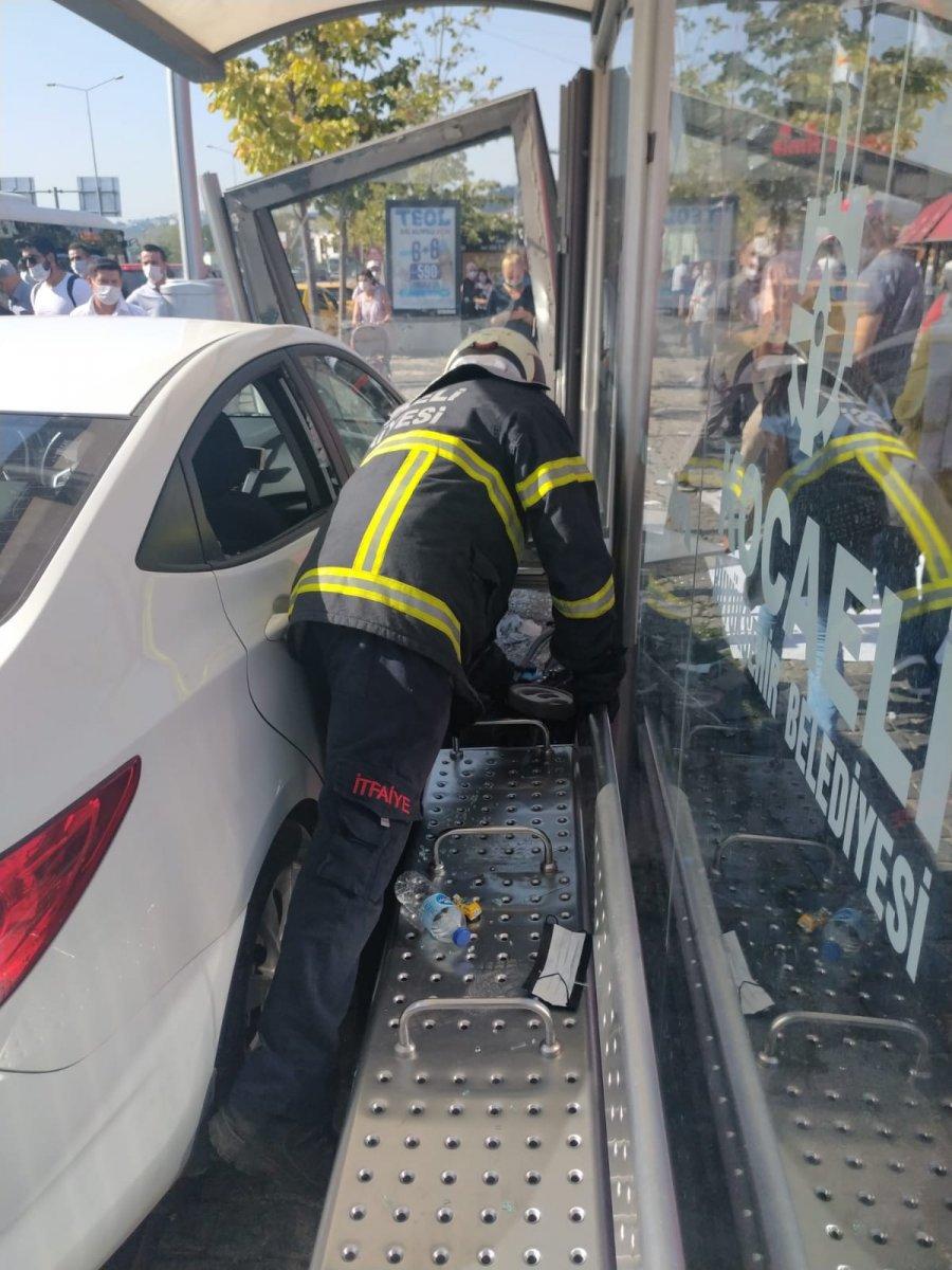 Kocaeli'de otobüs durağına otomobil çarptı