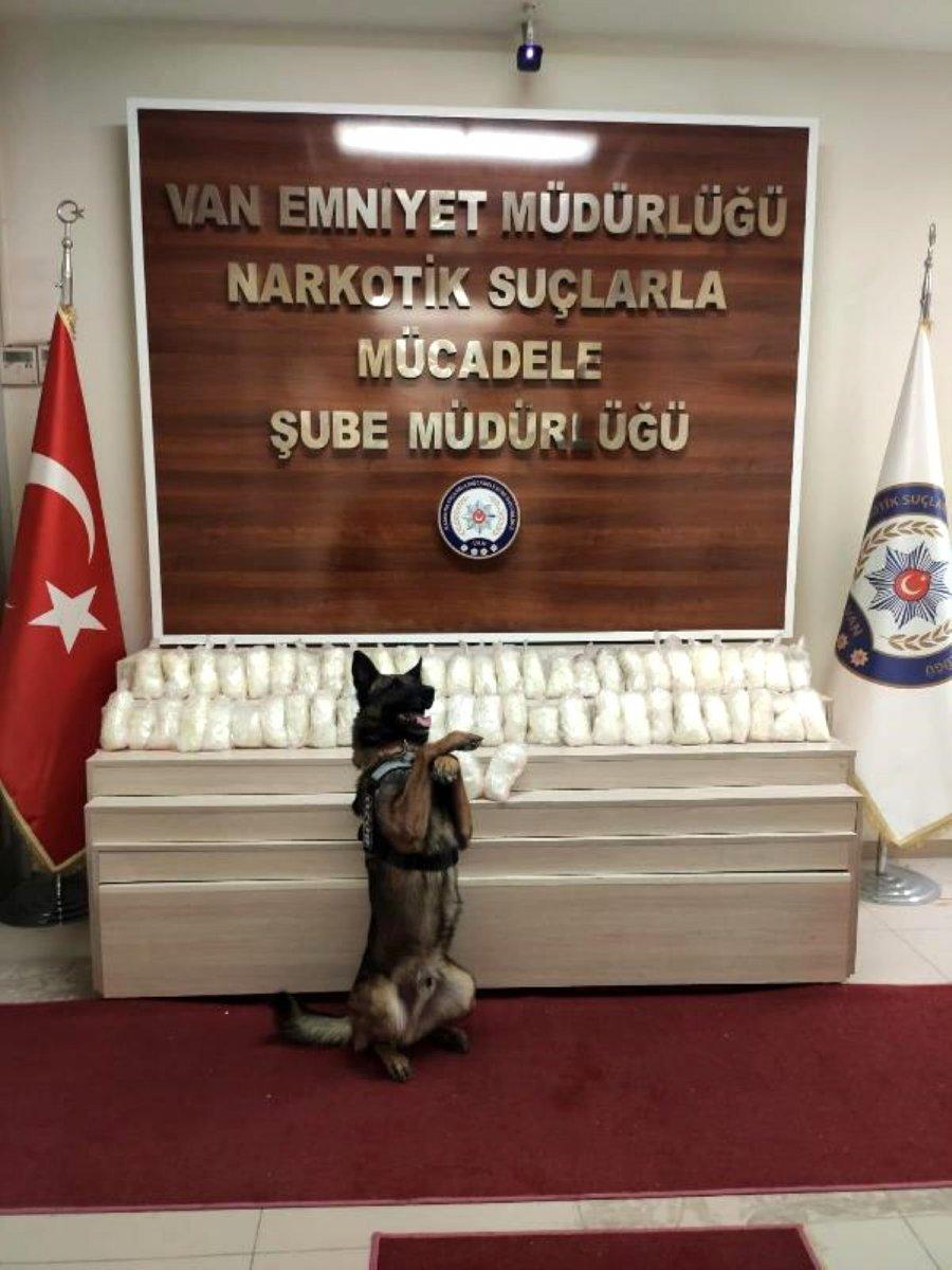 Van'da durdurulan minibüsteki su kolilerinin altından 27 kilo 794 gram eroin çıktı