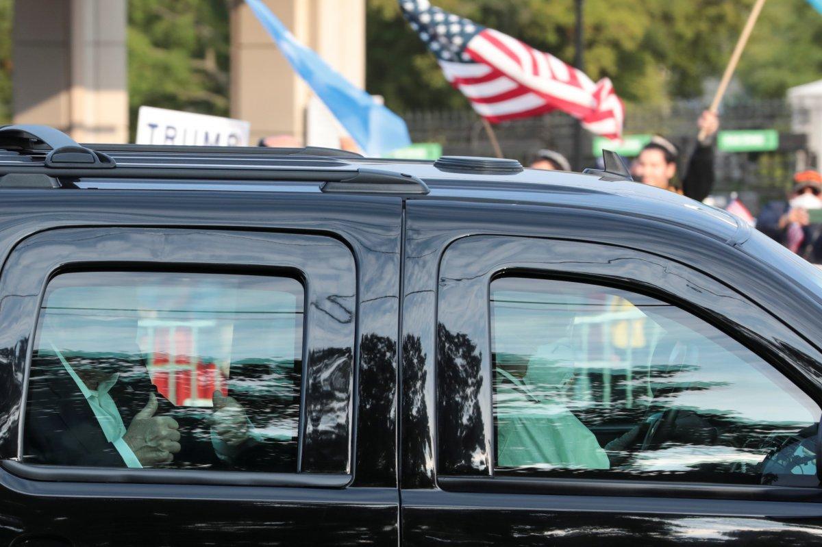 Trump hastane dışına çıkarak destekçilerini selamladı