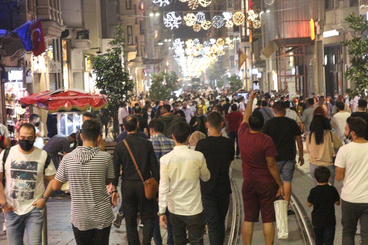 Taksim ve Ortaköy’de koronavirüs unutuldu