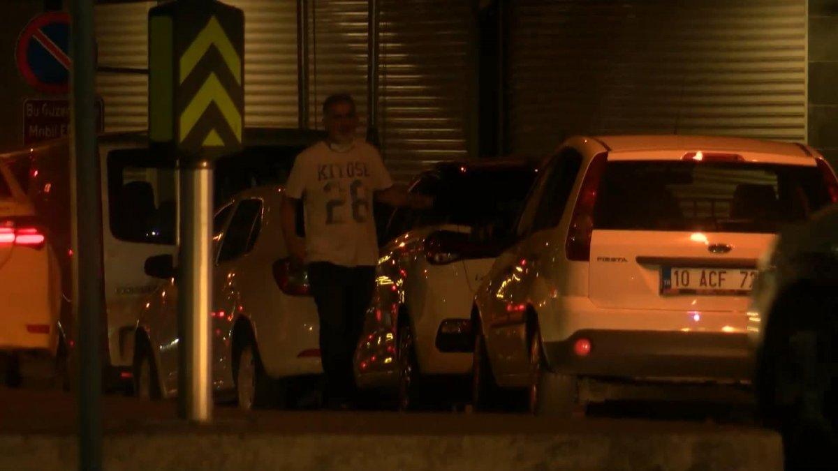 Taksim'de değnekçi bir saat için 15 lira istedi