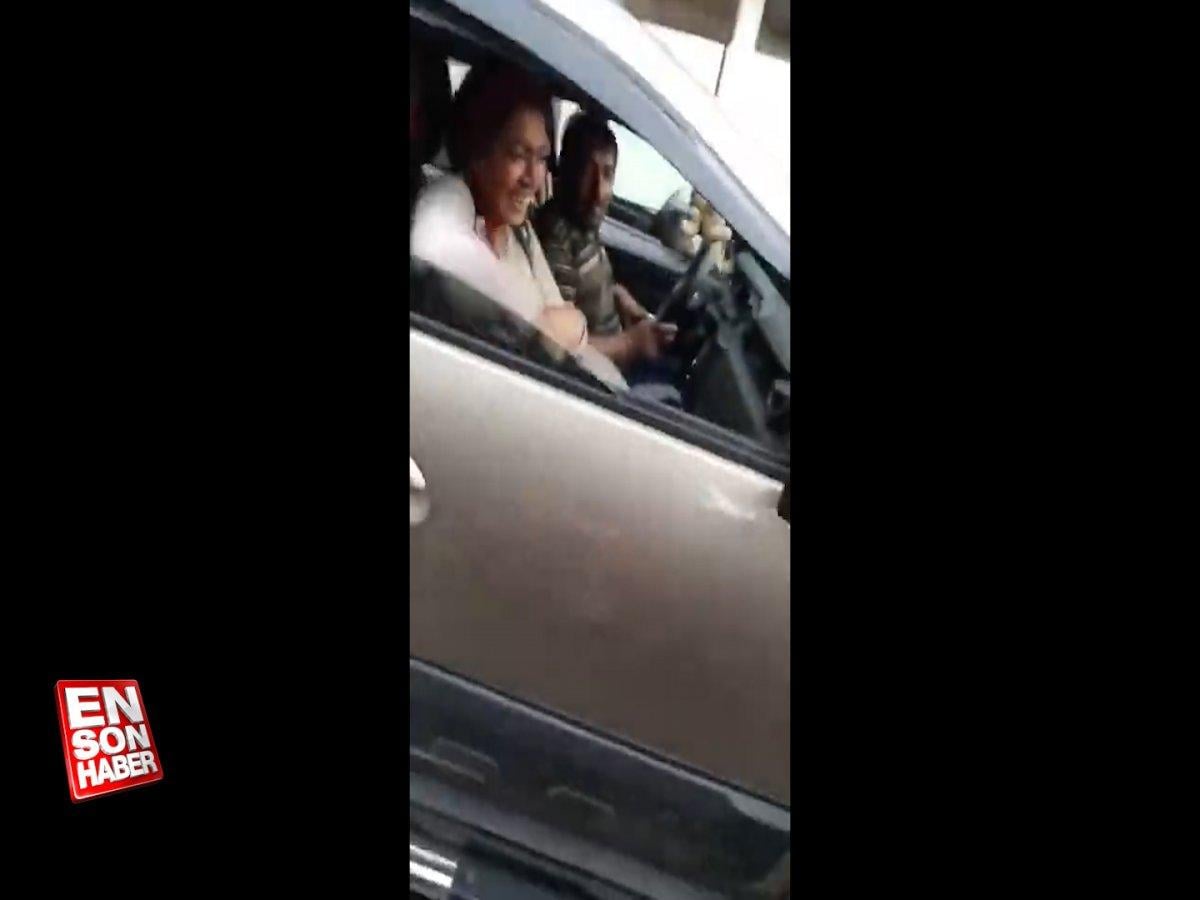 Dilenerek vatandaşların duygularını sömüren ailenin bindiği araç pes dedirtti