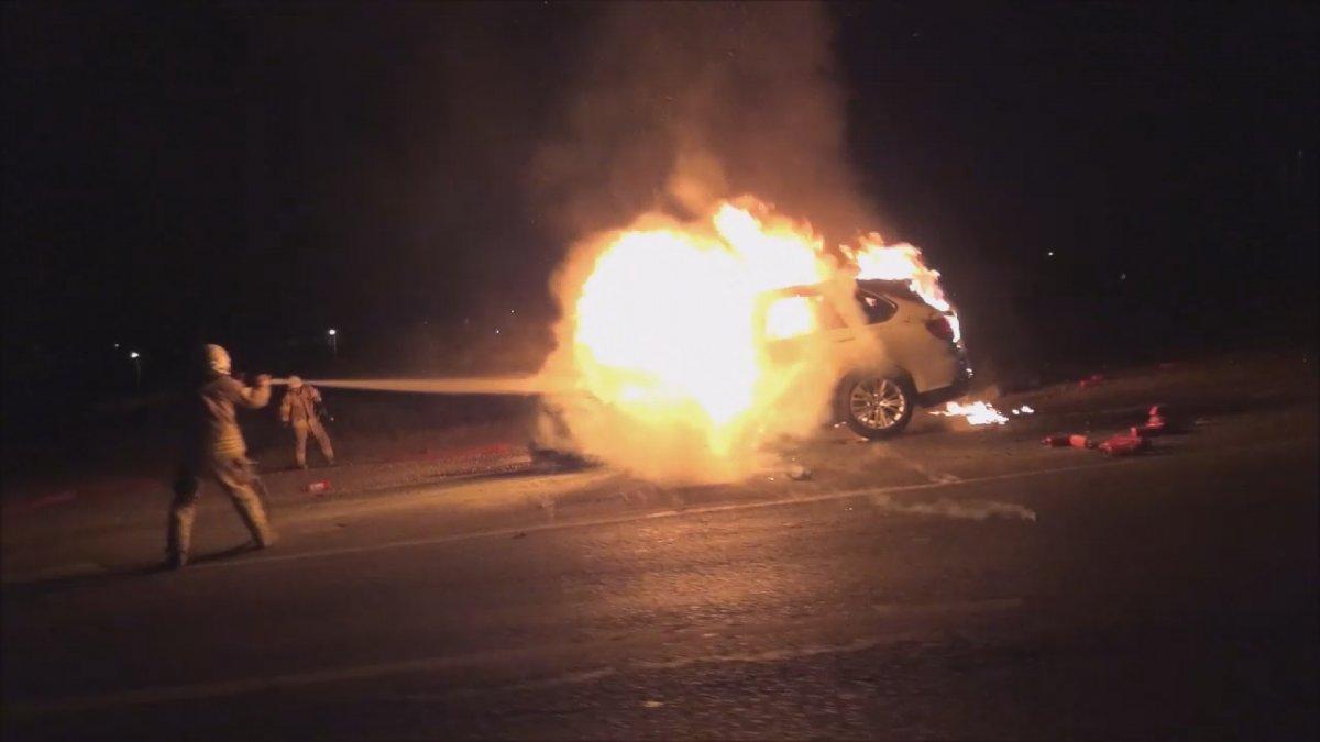 Silivri'de seyir halindeki otomobil yandı: 2 kişi son anda kurtuldu