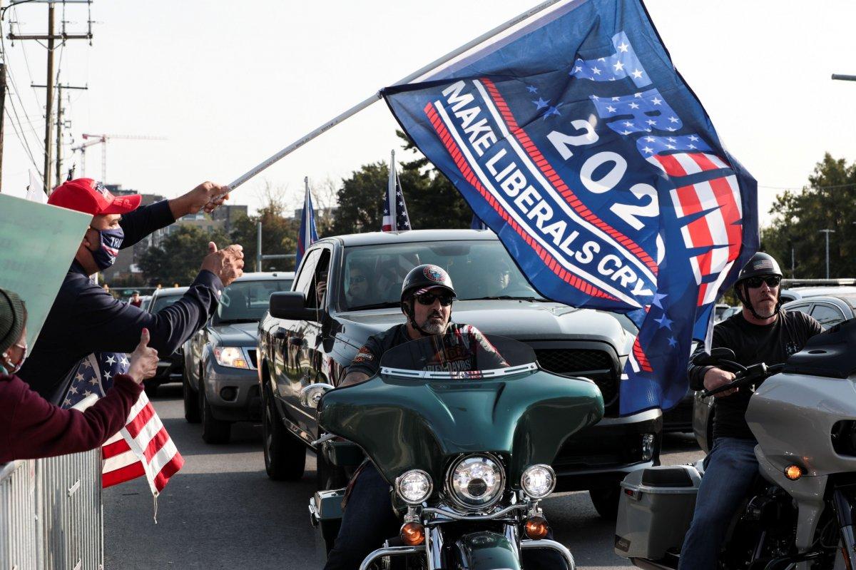 Trump hastane dışına çıkarak destekçilerini selamladı