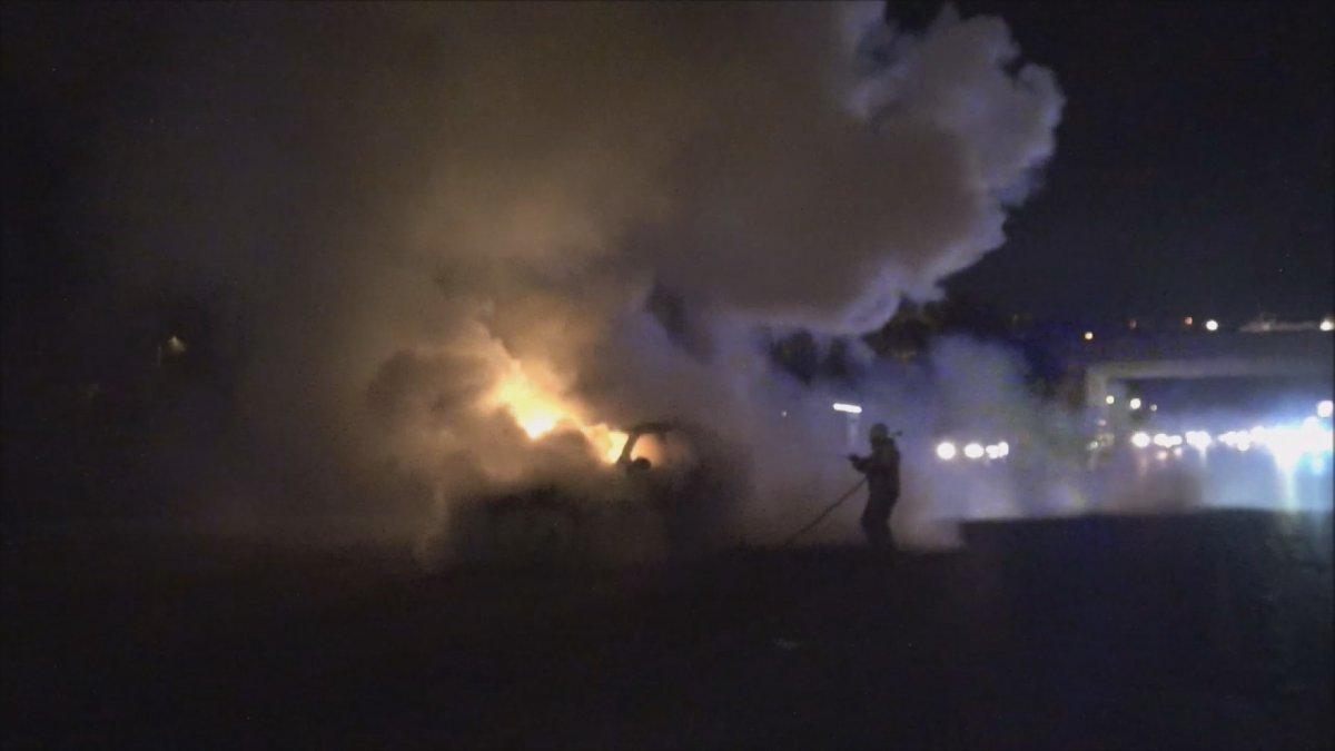 Silivri'de seyir halindeki otomobil yandı: 2 kişi son anda kurtuldu