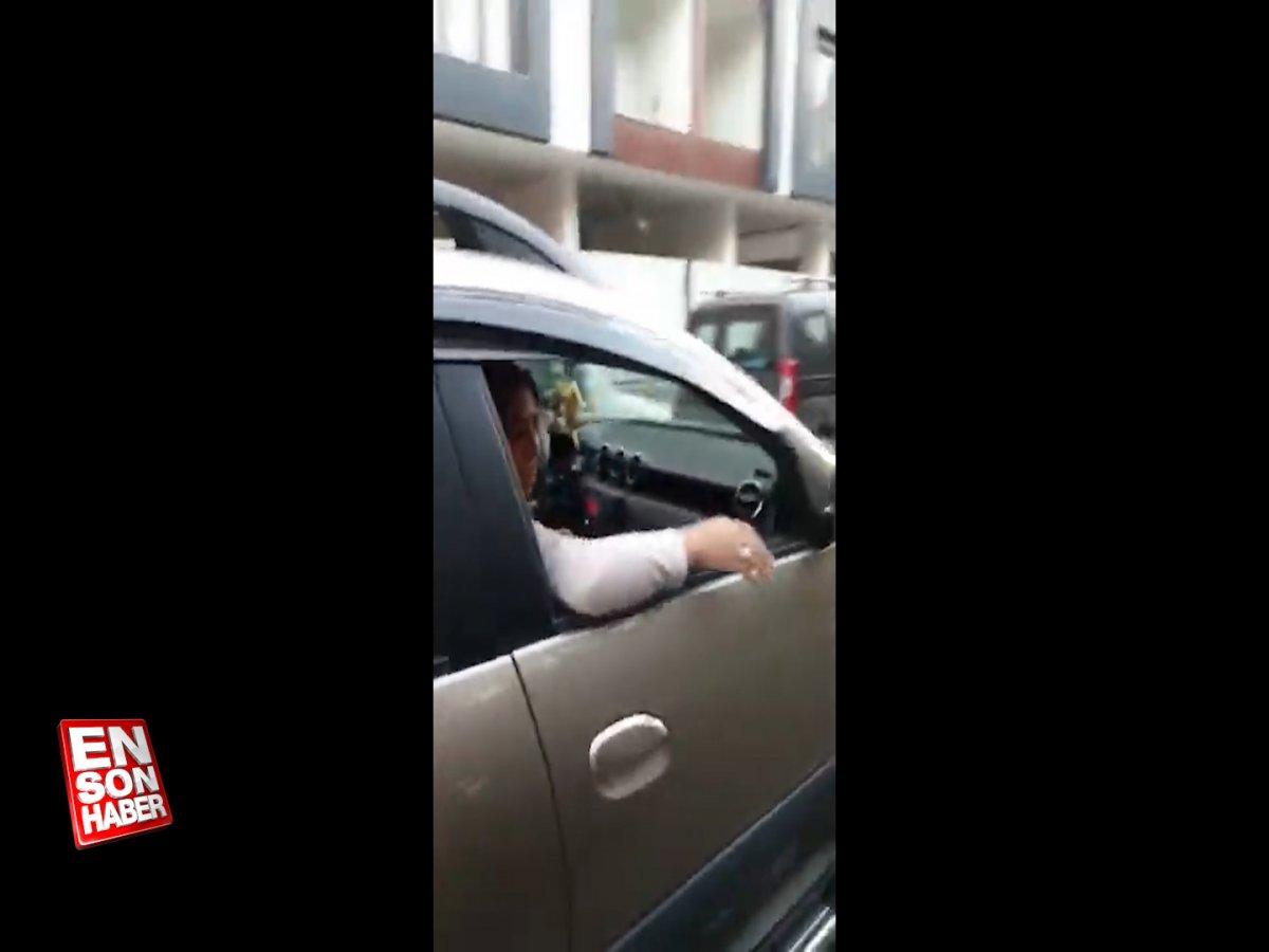 Dilenerek vatandaşların duygularını sömüren ailenin bindiği araç pes dedirtti